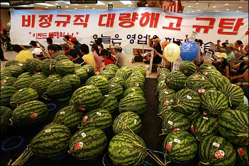 뉴코아 비정규직 노동자들이 고용보장, 차별철폐, 정규직화 등을 요구하며 뉴코아아울렛 강남점 킴스클럽 매장을 점거한 채 농성을 벌이는 가운데 8일 오전부터는 민주노총 서비스연맹 소속 조합원과 민주노동당 당원 등이 합류했다. 이랜드 계열사 전국매장 봉쇄 투쟁에 돌입했다. 